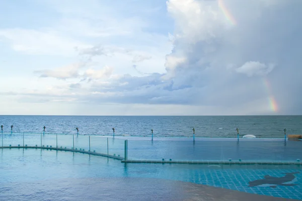 Arco iris sobre el océano — Foto de Stock