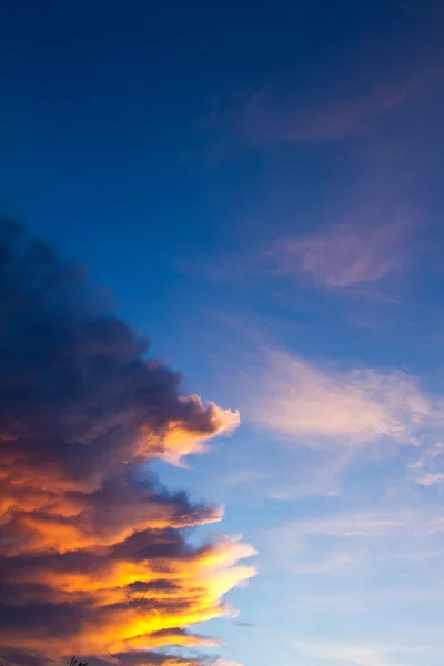 Orangefarbene Wolke am blauen Himmel — Stockfoto