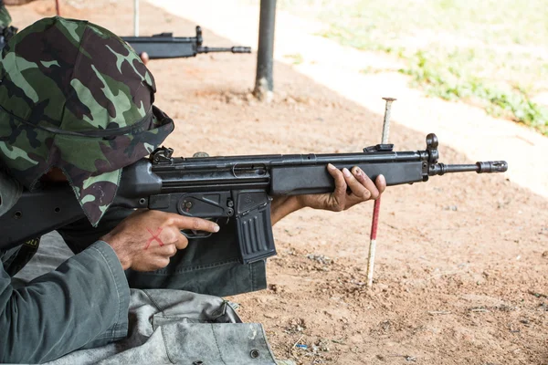 Soldiers firing HK33A1 rifle — Stock Photo, Image