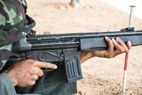 Soldados disparando rifle HK33A1 — Foto de Stock