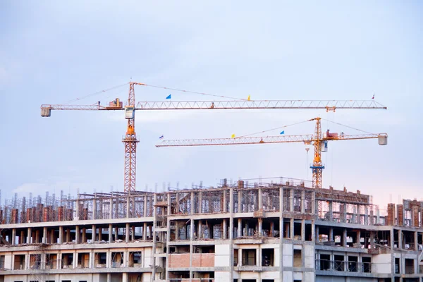 Guindaste no canteiro de obras na Tailândia — Fotografia de Stock