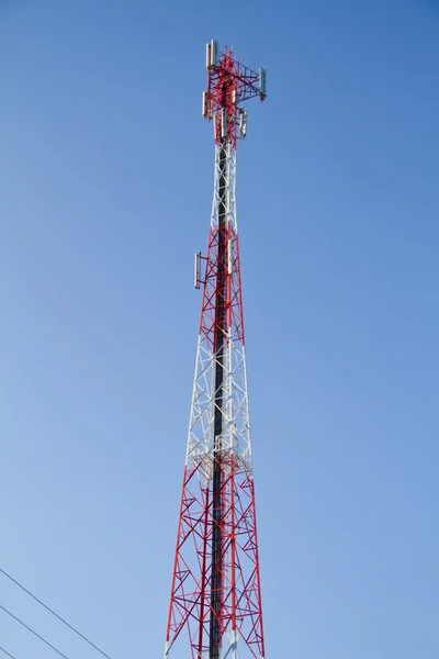 携帯電話タワー通信用アンテナ — ストック写真