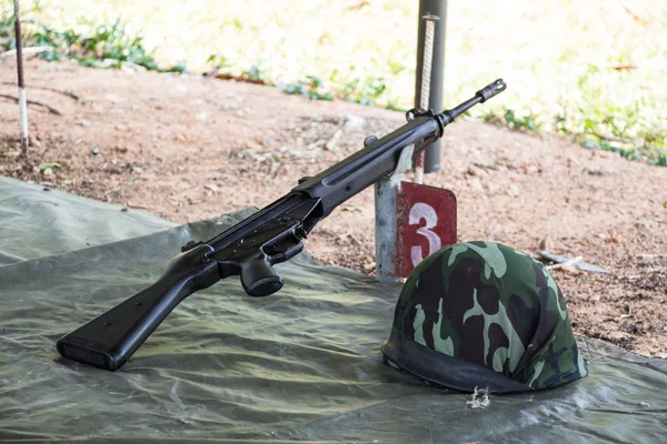 HK33 rifle con casco militar — Foto de Stock