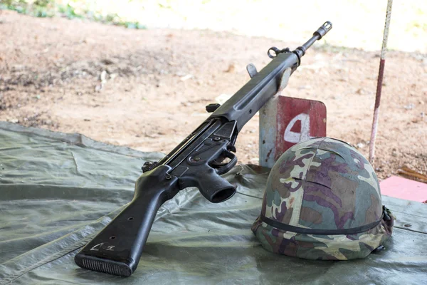 HK33 rifle con casco militar — Foto de Stock