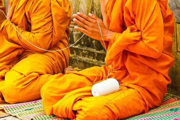Munkar och religiösa ritualer i thailändska tempel — Stockfoto