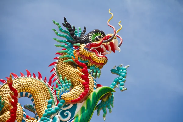 Estátua de dragão estilo chinês — Fotografia de Stock