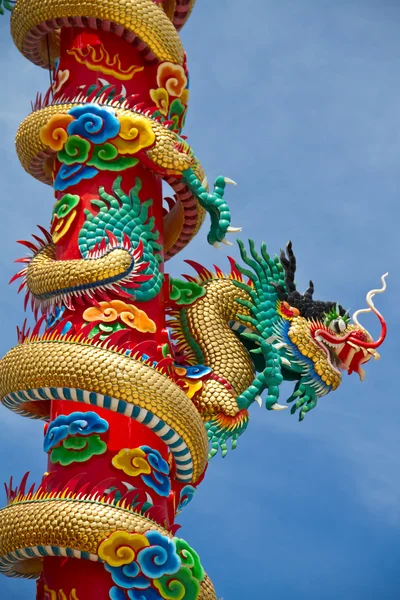 Estátua de dragão estilo chinês — Fotografia de Stock