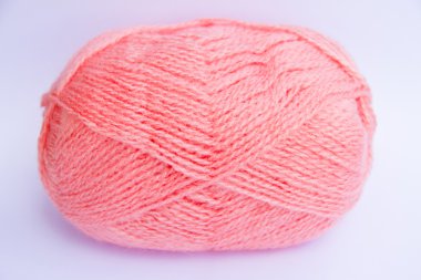 yün iplik üzerinde beyaz izole pembe top