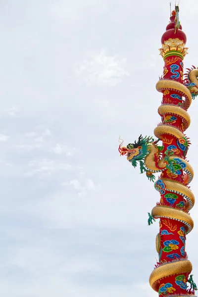 Estátua de dragão estilo chinês — Fotografia de Stock