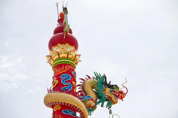 Estátua de dragão estilo chinês — Fotografia de Stock