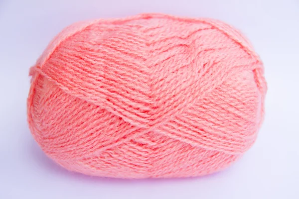 白で隔離される羊毛の糸のピンクのボール — ストック写真