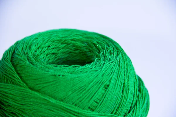 白で隔離される赤のウールの糸の緑色のボール — ストック写真