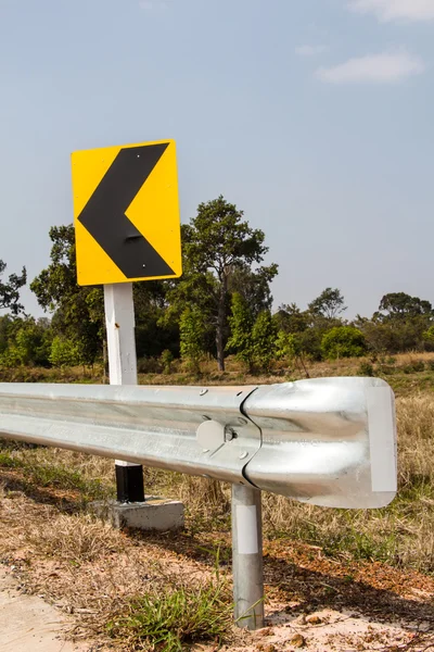 Az útjelző táblák figyelmeztetik a járművezetőket a veszélyes görbére — Stock Fotó
