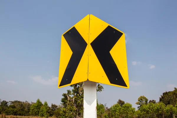 Znaki drogowe ostrzegają kierowców przed niebezpieczną krzywą — Zdjęcie stockowe
