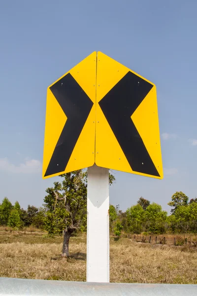 Дорожные знаки предупреждают водителей об опасной кривой — стоковое фото