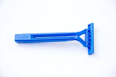 tıraş makinesi mavi beyaz zemin üzerine izole