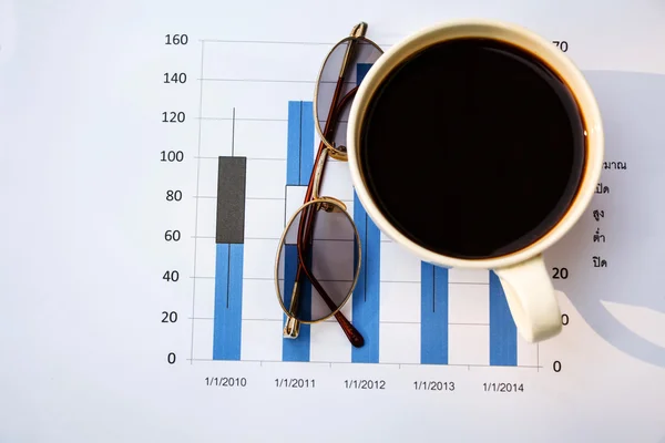 Ekonomiska dokument med kaffe — Stockfoto