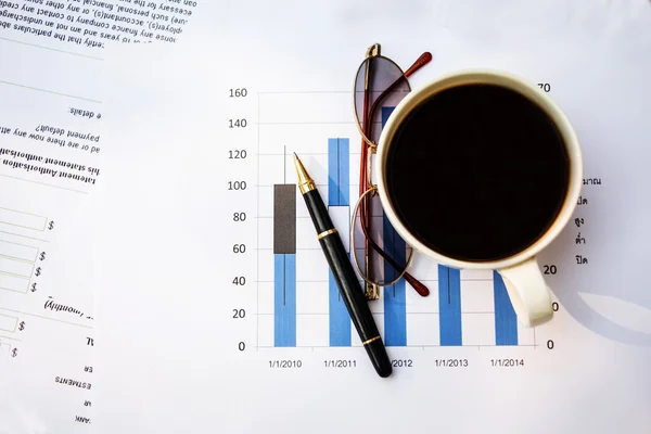 Ekonomiska dokument med kaffe — Stockfoto