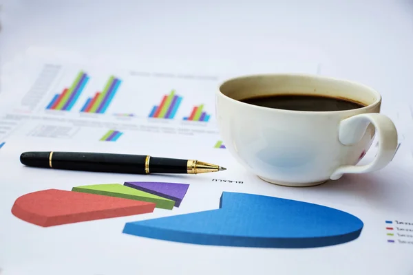 Documenti finanziari con caffè — Foto Stock