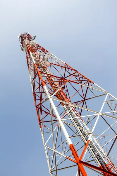 Mobilní věže komunikační antény — Stock fotografie
