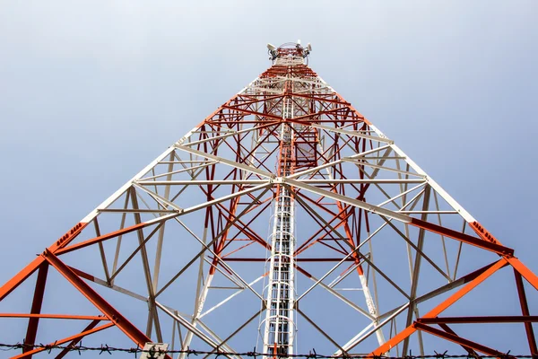 Mastro de telecomunicações — Fotografia de Stock