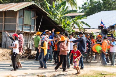 Tay dansçı ile koordinasyon töreni Budist tapınağı çevresinde yeni keşiş parade