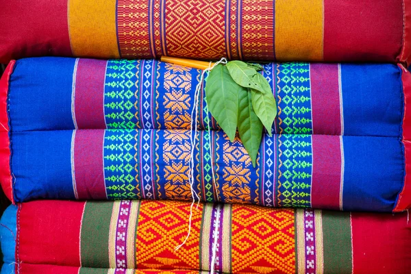 Красочный дизайн подушек крупным планом в тайском стиле . — стоковое фото