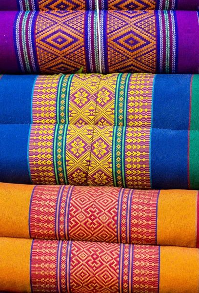 Conception colorée d'oreiller de gros plan dans le style thaïlandais . — Photo