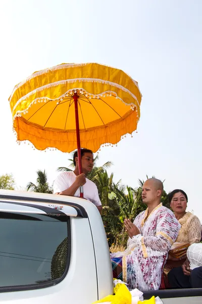 Thai new monk parade in the Newly Buddhist ordination ceremony — Stock Photo, Image