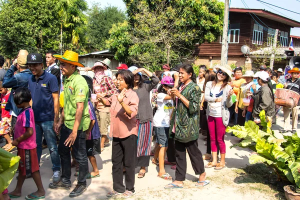 Thaise danser met nieuwe monnik parade rond de tempel in boeddhistische wijding ceremonie — Stockfoto