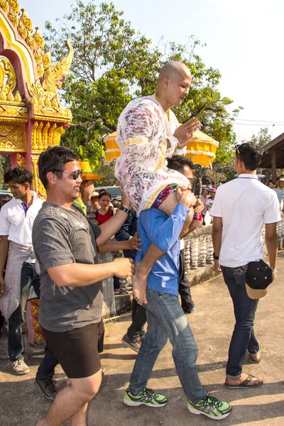 Nuova parata dei monaci thailandesi alla cerimonia di ordinazione buddhista — Foto Stock