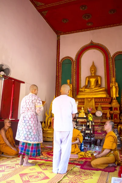 Nově thajské monk v thajském chrámu — Stock fotografie