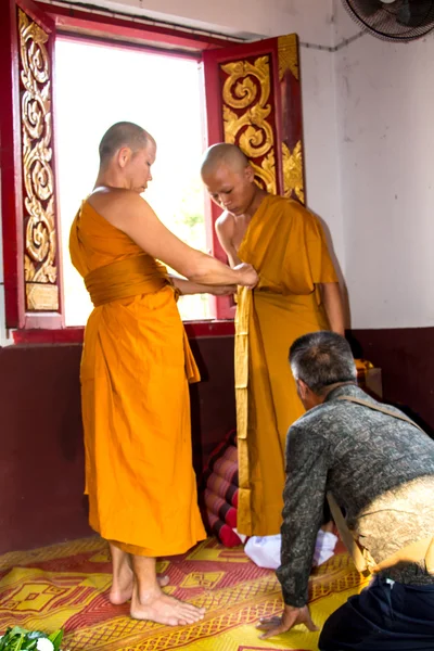 Nouveau moine thaïlandais dans le temple thaï — Photo