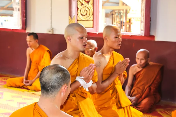 Geestelijken conferentie in het nieuwe boeddhistische wijding ceremonie — Stockfoto