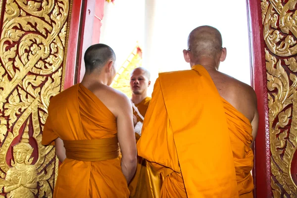 Duchovenstvo konference v nově buddhistické ceremonie vysvěcení — Stock fotografie