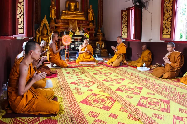 Conférence du clergé lors de la cérémonie d'ordination bouddhiste — Photo