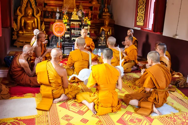 Conferenza del Clero nella nuova cerimonia di ordinazione buddista — Foto Stock