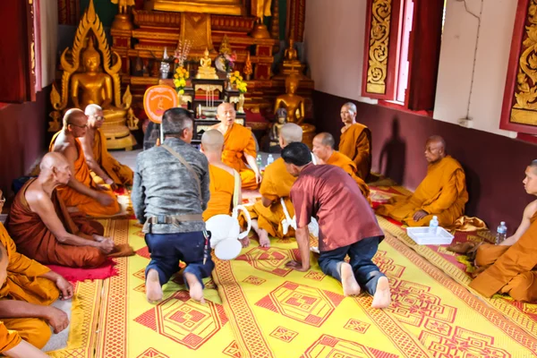 Recentemente cerimonia di ordinazione buddista — Foto Stock