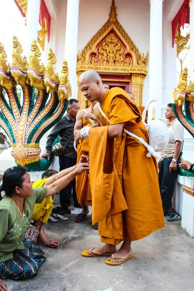 Recentemente cerimonia di ordinazione buddista — Foto Stock