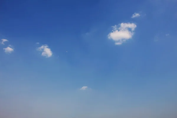 Piękne może i błękitne niebo — Zdjęcie stockowe