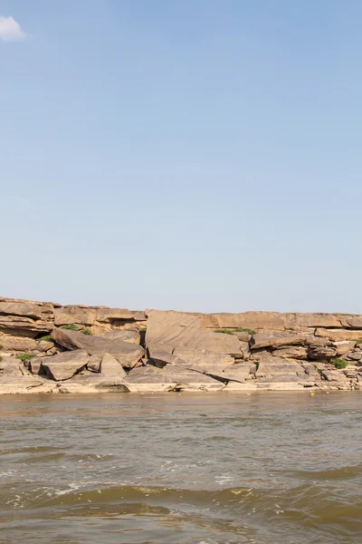 Камень в каньоне Сам-Пан-Бок Гранд Каньон, удивительный камень в реке Мео — стоковое фото