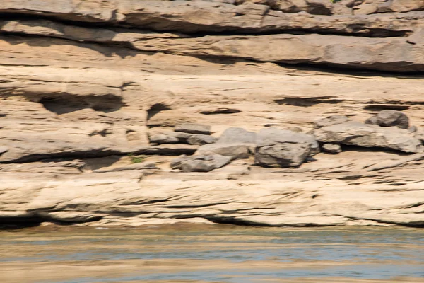 Steen in sam-pan-bok grand canyon, verbazingwekkende van rots in mekong rivier — Stockfoto