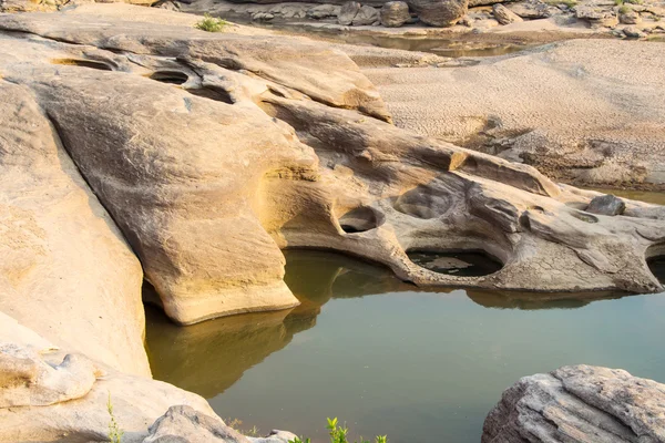 Pedra no Sam-Pan-Bok Grand Canyon, incrível rocha no rio Mekong — Fotografia de Stock