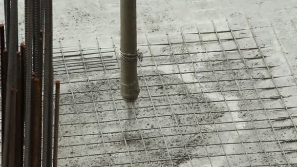 Despejando o piso de concreto — Vídeo de Stock