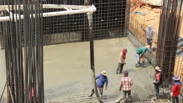 Hälla betonggolvet — Stockvideo