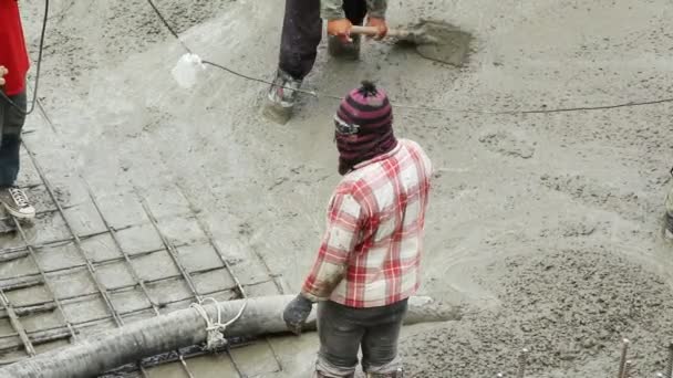 Gieten van de betonnen vloer — Stockvideo