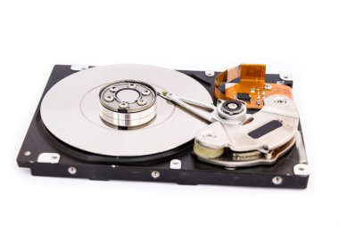 Beyaz arka plan üzerinde izole açık sabit disk