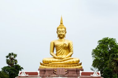 Altın buddha heykeli mavi gökyüzü ile