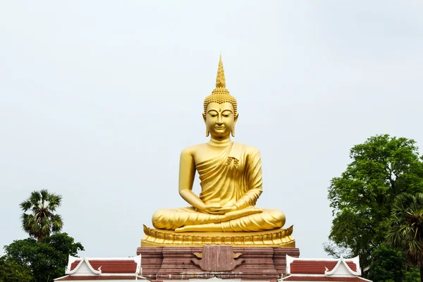 Altın buddha heykeli mavi gökyüzü ile — Stok fotoğraf