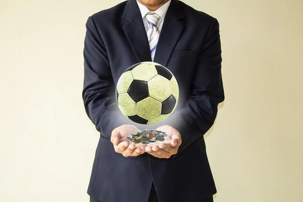 Hombre de negocios sosteniendo una pelota de fútbol —  Fotos de Stock